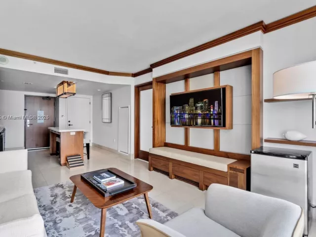 2-bedroom condo for rent in Miami Beach - 6801 Collins Ave 818 - MondialRealty