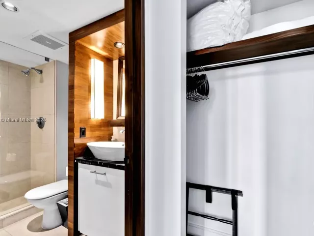 2-bedroom condo for rent in Miami Beach - 6801 Collins Ave 818 - MondialRealty