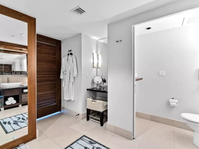 2-bedroom condo for rent in Miami Beach - 6801 Collins Ave 818 - MondialRealty