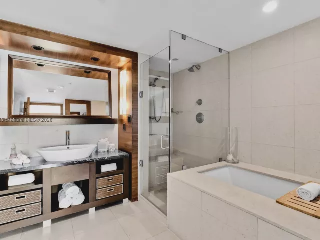 2-bedroom condo for rent in Miami Beach - 6801 Collins Ave 818 - MondialRealty