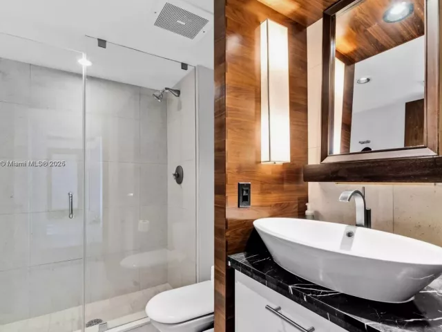 2-bedroom condo for rent in Miami Beach - 6801 Collins Ave 818 - MondialRealty