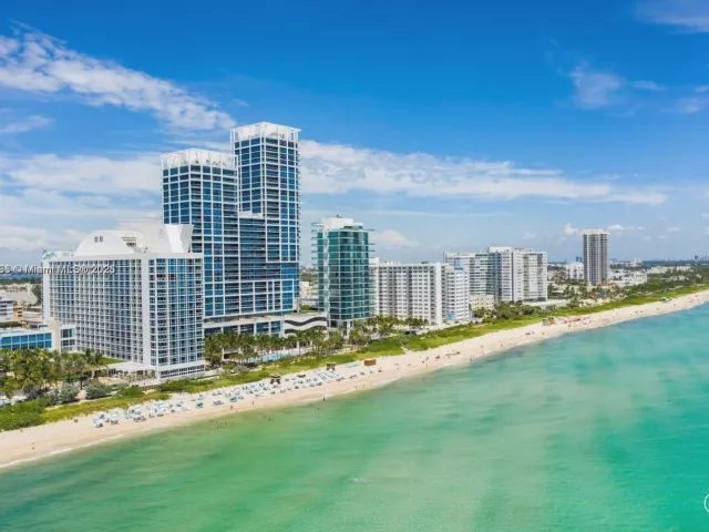 2-bedroom condo for rent in Miami Beach - 6801 Collins Ave 818 - MondialRealty