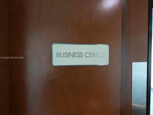 2-bedroom condo for sale in Miami - 31 SE 5th St 2610 - MondialRealty