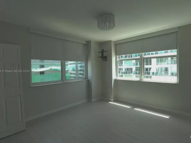 2-bedroom condo for sale in Miami - 31 SE 5th St 2610 - MondialRealty