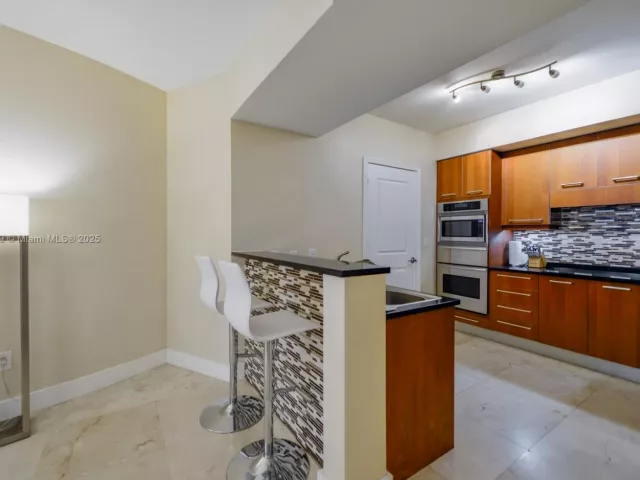 2-bedroom condo for sale in Hollywood - 3101 S Ocean Dr 404 - MondialRealty