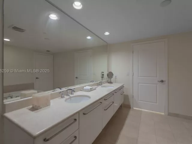 2-bedroom condo for sale in Hollywood - 3101 S Ocean Dr 404 - MondialRealty