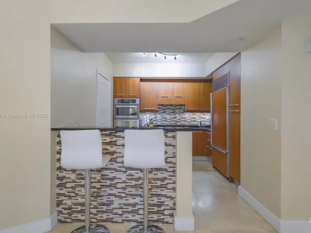 2-bedroom condo for sale in Hollywood - 3101 S Ocean Dr 404 - MondialRealty