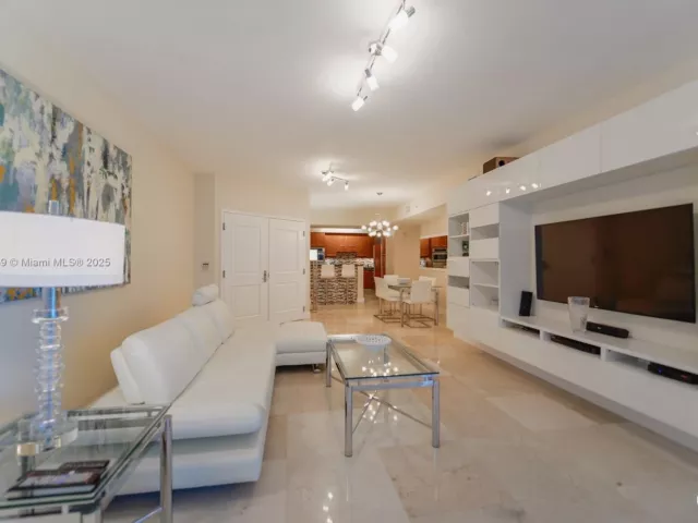 2-bedroom condo for sale in Hollywood - 3101 S Ocean Dr 404 - MondialRealty