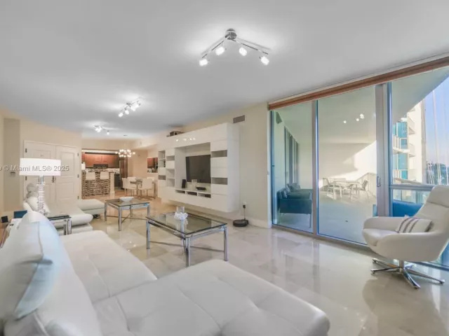2-bedroom condo for sale in Hollywood - 3101 S Ocean Dr 404 - MondialRealty