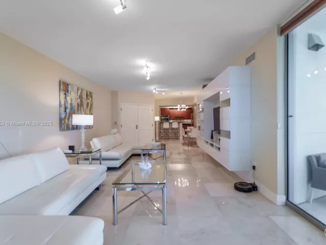 2-bedroom condo for sale in Hollywood - 3101 S Ocean Dr 404 - MondialRealty