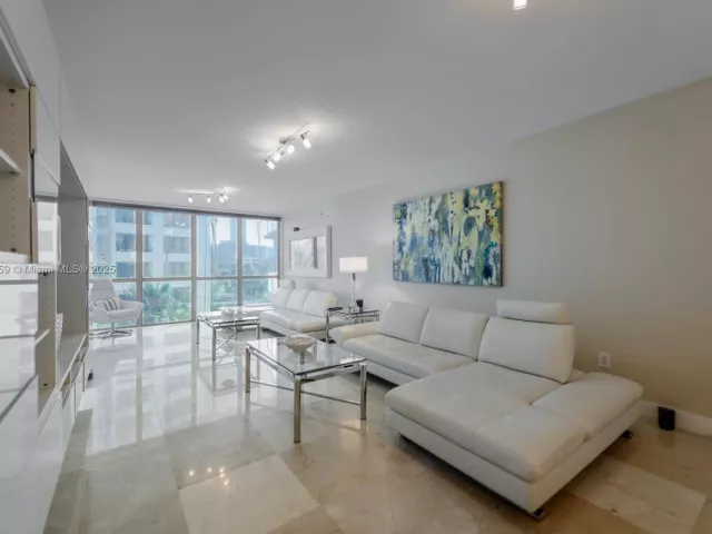2-bedroom condo for sale in Hollywood - 3101 S Ocean Dr 404 - MondialRealty