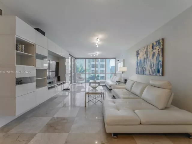 2-bedroom condo for sale in Hollywood - 3101 S Ocean Dr 404 - MondialRealty