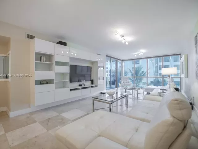 2-bedroom condo for sale in Hollywood - 3101 S Ocean Dr 404 - MondialRealty