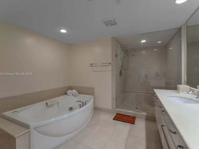 2-bedroom condo for sale in Hollywood - 3101 S Ocean Dr 404 - MondialRealty
