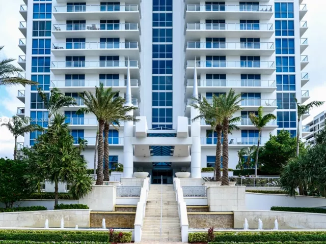 2-bedroom condo for sale in Hollywood - 3101 S Ocean Dr 404 - MondialRealty