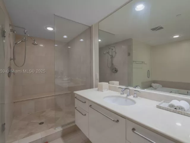 2-bedroom condo for sale in Hollywood - 3101 S Ocean Dr 404 - MondialRealty
