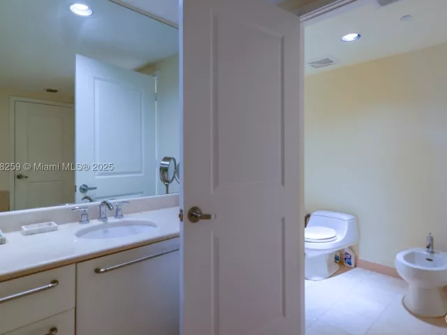 2-bedroom condo for sale in Hollywood - 3101 S Ocean Dr 404 - MondialRealty