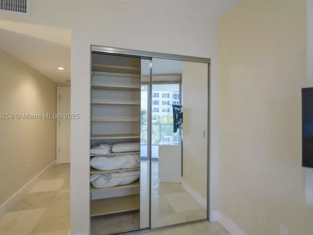 2-bedroom condo for sale in Hollywood - 3101 S Ocean Dr 404 - MondialRealty