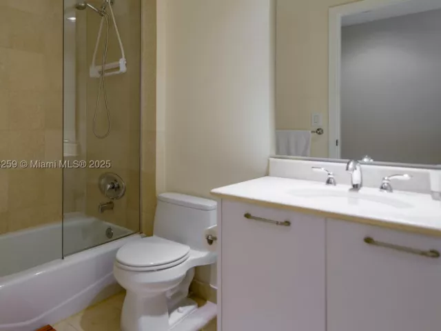 2-bedroom condo for sale in Hollywood - 3101 S Ocean Dr 404 - MondialRealty