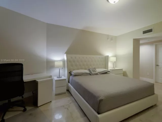 2-bedroom condo for sale in Hollywood - 3101 S Ocean Dr 404 - MondialRealty