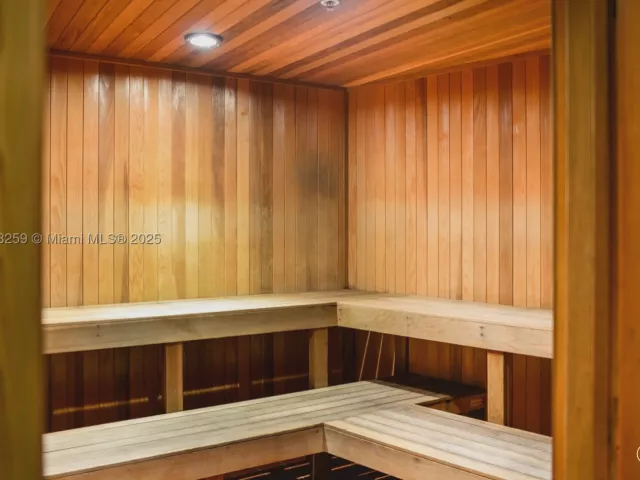 2-bedroom condo for sale in Hollywood - 3101 S Ocean Dr 404 - MondialRealty