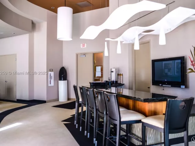 2-bedroom condo for sale in Hollywood - 3101 S Ocean Dr 404 - MondialRealty
