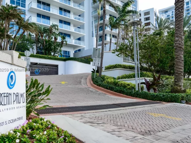 2-bedroom condo for sale in Hollywood - 3101 S Ocean Dr 404 - MondialRealty