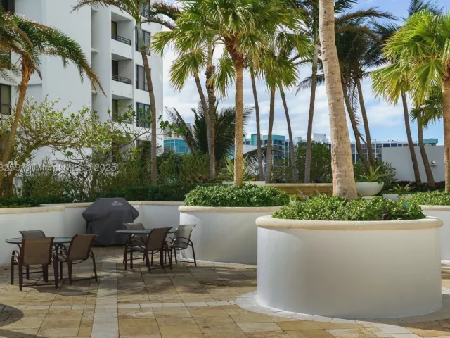 2-bedroom condo for sale in Hollywood - 3101 S Ocean Dr 404 - MondialRealty