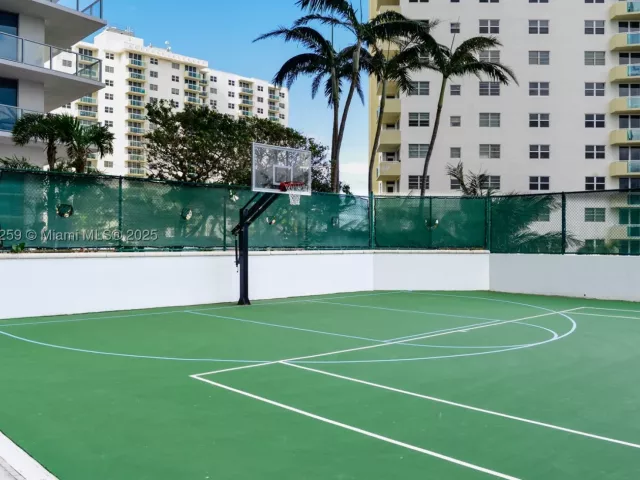 2-bedroom condo for sale in Hollywood - 3101 S Ocean Dr 404 - MondialRealty