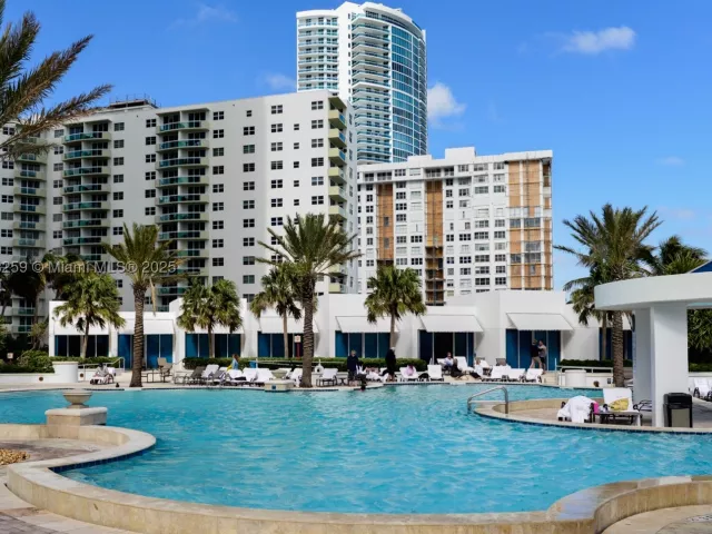 2-bedroom condo for sale in Hollywood - 3101 S Ocean Dr 404 - MondialRealty