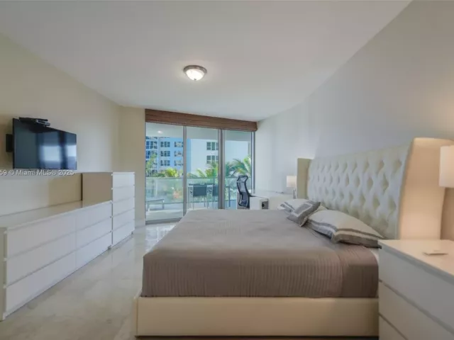2-bedroom condo for sale in Hollywood - 3101 S Ocean Dr 404 - MondialRealty