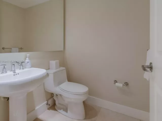 2-bedroom condo for sale in Hollywood - 3101 S Ocean Dr 404 - MondialRealty