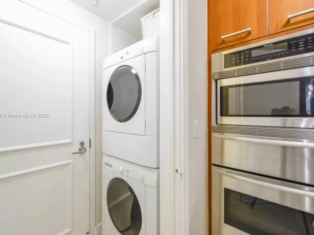 2-bedroom condo for sale in Hollywood - 3101 S Ocean Dr 404 - MondialRealty