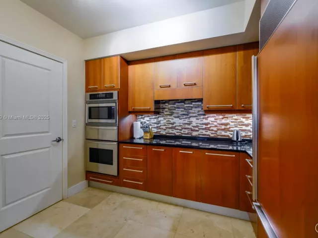 2-bedroom condo for sale in Hollywood - 3101 S Ocean Dr 404 - MondialRealty