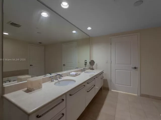 2-bedroom condo for sale in Hollywood - 3101 S Ocean Dr 404 - MondialRealty