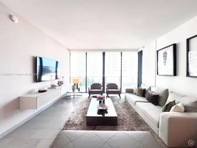 3-bedroom condo for rent in Miami - 68 SE 6th St 1003 - MondialRealty