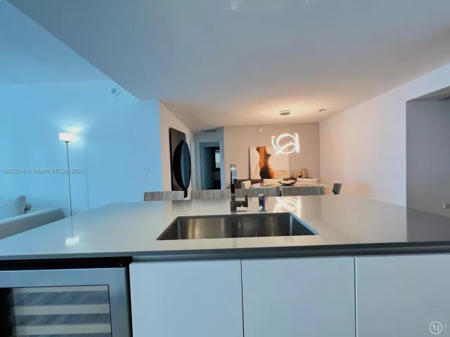 3-bedroom condo for rent in Miami - 68 SE 6th St 1003 - MondialRealty