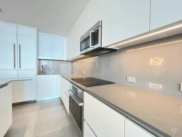 3-bedroom condo for rent in Miami - 68 SE 6th St 1003 - MondialRealty
