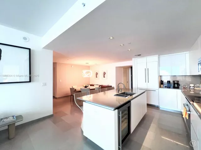 3-bedroom condo for rent in Miami - 68 SE 6th St 1003 - MondialRealty