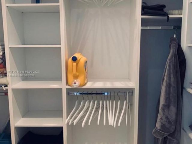 1-bedroom home for rent in Key Biscayne - 798 Crandon Blvd 44-B - MondialRealty