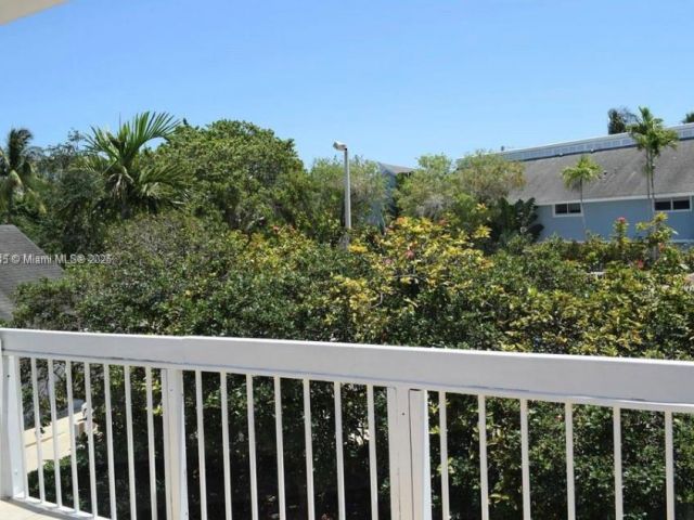 1-bedroom home for rent in Key Biscayne - 798 Crandon Blvd 44-B - MondialRealty