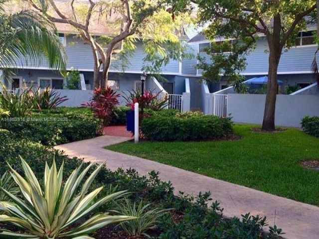 1-bedroom home for rent in Key Biscayne - 798 Crandon Blvd 44-B - MondialRealty