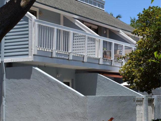 1-bedroom home for rent in Key Biscayne - 798 Crandon Blvd 44-B - MondialRealty