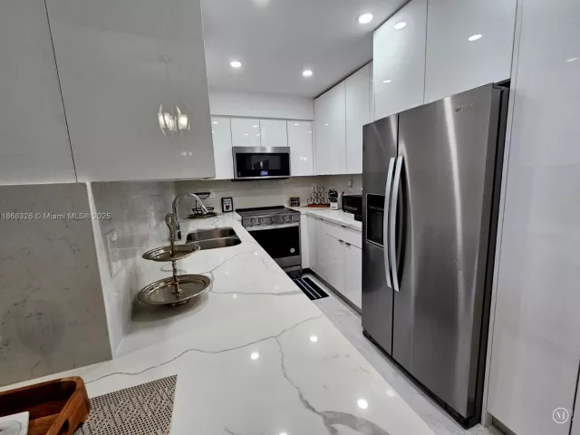 1-bedroom condo for rent in Hollywood - 2501 S Ocean Dr 418 (Ave. Oct-01-2026 - MondialRealty