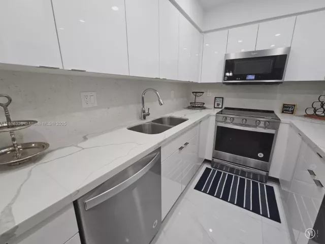 1-bedroom condo for rent in Hollywood - 2501 S Ocean Dr 418 (Ave. Oct-01-2026 - MondialRealty