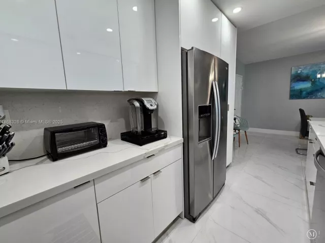 1-bedroom condo for rent in Hollywood - 2501 S Ocean Dr 418 (Ave. Oct-01-2026 - MondialRealty