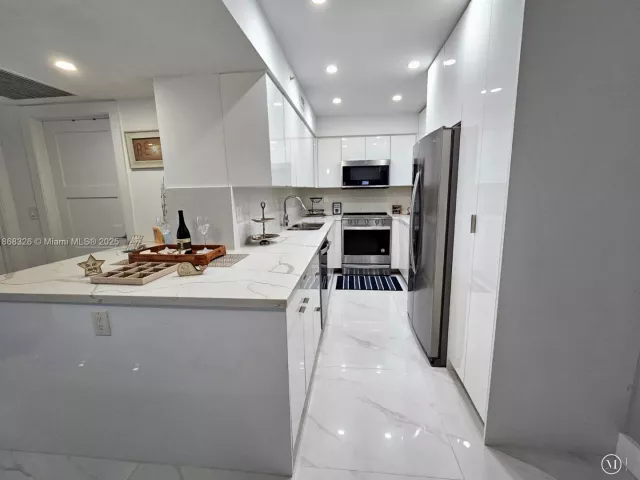 1-bedroom condo for rent in Hollywood - 2501 S Ocean Dr 418 (Ave. Oct-01-2026 - MondialRealty