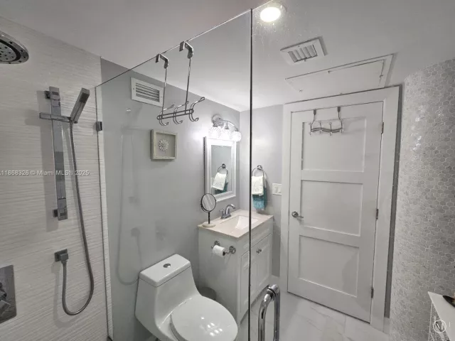 1-bedroom condo for rent in Hollywood - 2501 S Ocean Dr 418 (Ave. Oct-01-2026 - MondialRealty