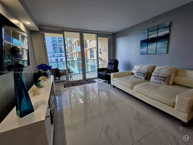 1-bedroom condo for rent in Hollywood - 2501 S Ocean Dr 418 (Ave. Oct-01-2026 - MondialRealty