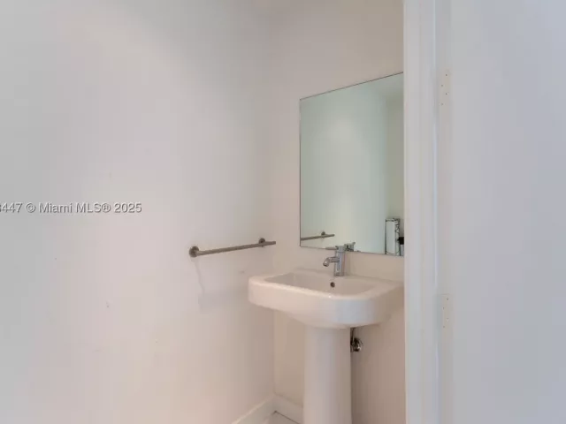 2-bedroom condo for sale in Miami - 1040 Biscayne Blvd 3106 - MondialRealty